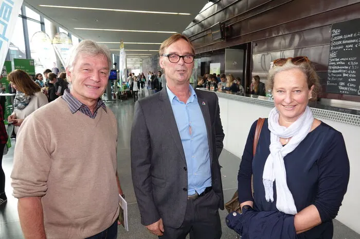 Auch Bürgermeister Erwin Eggenreich, der selbst einst Leiter des Weizer Polytechnikums war, freute sich über die vielzahl der Firmen, deren Informationsstände von der Schuljugend umlagert waren.  