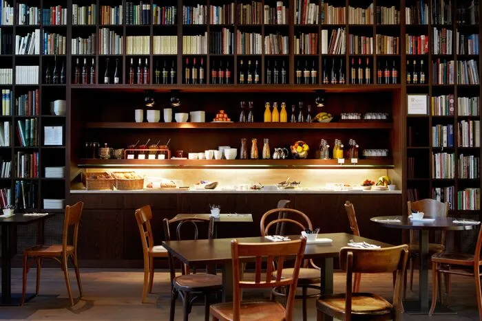Ein spätes Frühstück genießen – allerdings nicht im Frühstücksraum, sondern in der Wine-Library: Dieses Erlebnis erwartet Gäste im B2 Boutique Hotel + Spa in Zürich. Neben dem Frühstück in dieser ungewöhnlichen Location lassen sich Genießer dort auch mit Käse und Wein bei Kerzenschein verwöhnen. Wer Muße zum Lesen mitbringt, findet in der Bibliothek 33.000 Bücher. Alternativ steht Gästen der kostenfreie Zutritt zum Spa-Bereich des Hotels inklusive des Römisch-Irischen Spa-Rituals zur Verfügung.