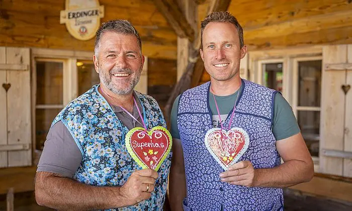 Wolfi Tischler und Patrick Grutze in Kittelschürzen 