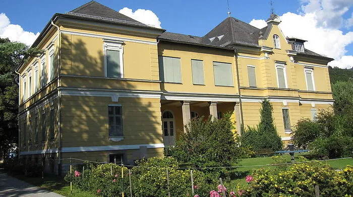 Die Stadt will den ehemaligen Kindergarten Reding sanieren und vermieten. „Jugend am Werk“ hat großes Interesse