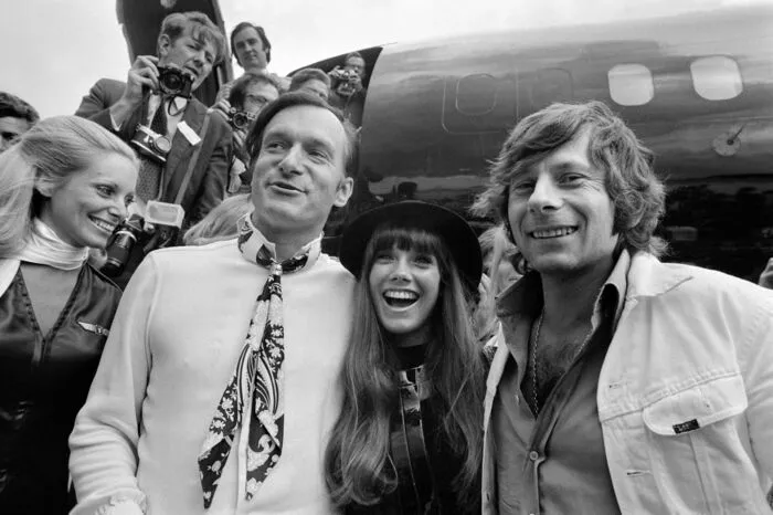 Hefner löste mit der Gründung des Männermagazins einen Skandal aus. Im Bild mit seiner damaligen Freundin Barbara Benton und Regisseur Roman Polanski 1970.