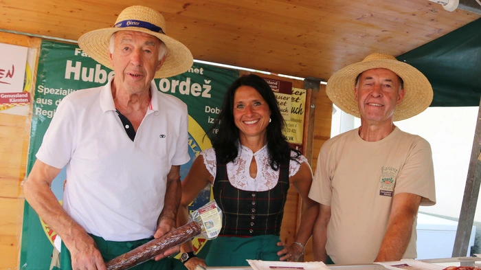 Zahlreiche Direktvermarkter präsentierten ihre Produkte. Musikalisch sorgten die Marktkapelle Eberndorf-Kühnsdorf sowie Peter Grilliz und seine Oberkrainer für Unterhaltung, die Jauntaler Schuhplattler begeisterten mit gelebtem Kärntner Brauchtum. Ein Höhepunkt war die Wahl der neuen Jauntaler Salamiprinzessin. Bereits im Vorfeld bewertete eine Fachjury unter der Leitung von Elfriede Dornan vom Goldbrunnhof die eingereichten Salamiproben.