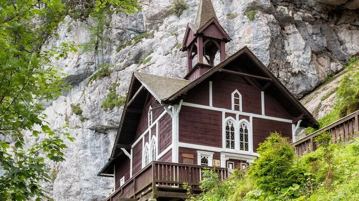 Ein kleines Kirchlein, wie in den Felsen gehauen. Daneben eine Quelle, um die sich viele Mythen ranken. Und das alles eingebettet in die Hänge des Hochlantsch: Das ist der Kraftort Schüsserlbrunn.