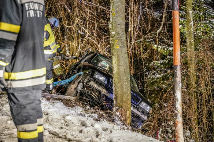Dort stieß er gegen das Auto einer 37-Jährigen.