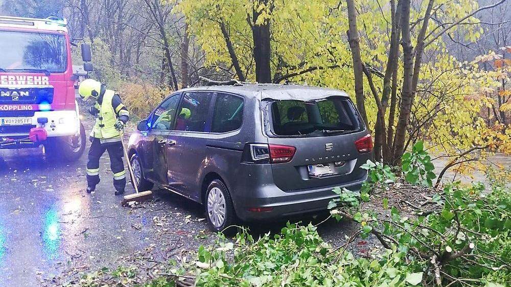 Ein Baum fiel auf ein geparktes Auto, die B 70 ist bei St. Johann ob Hohenburg gesperrt