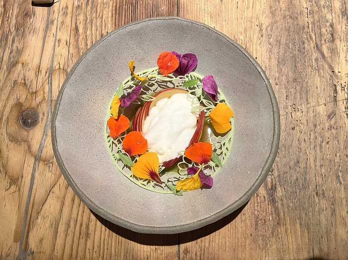 Nektarine kombiniert Thomas Gruber mit Schafsjoghurt und Kerbel, das Schokoladen Souffle mit Haselnuss und Kirsche.