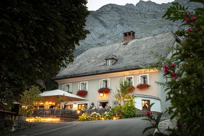 Das Wirtshaus Mayer in St. Martin am Grimming, gegenüber liegt das dazugehörige Hotel mit (noch) 50 Betten