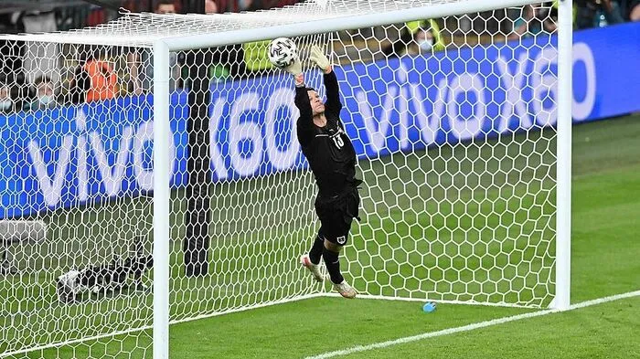 Daniel Bachmann: 5 Parierte in der ersten Hälfte einen gefährlichen Schuss vonNicolo Barella mit dem Fuß stark, auch sonst war der England-Legionär vor den Augen seiner Frau und Watford-Klubkollegen immer zur Stelle. Bei beiden Gegentreffern ohne Abwehrchance.