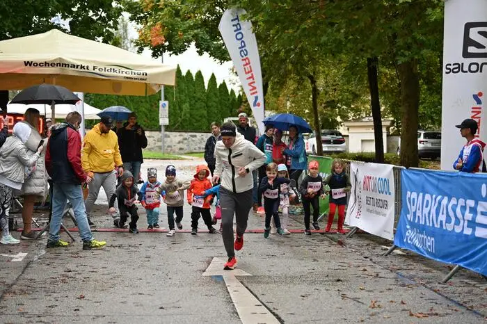 Werner Schrittwieser begleitete die kleinsten Sportler und Sportlerinnen beim Lauf