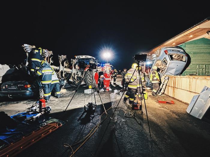 Bei der Übung des Abschnitts 2 - Stiefingtal in Heiligenkreuz am Waasen übten Freiwillige Feuerwehren und Rotes Kreuz gemeinsam