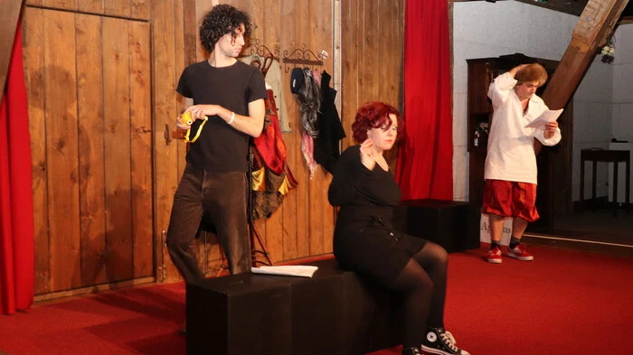 Drei beherzte US-amerikanische Schauspieler haben sich der Aufgabe angenommen, Shakespeares sämtliche Werke an einem Abend auf die Bühne zu bringen.