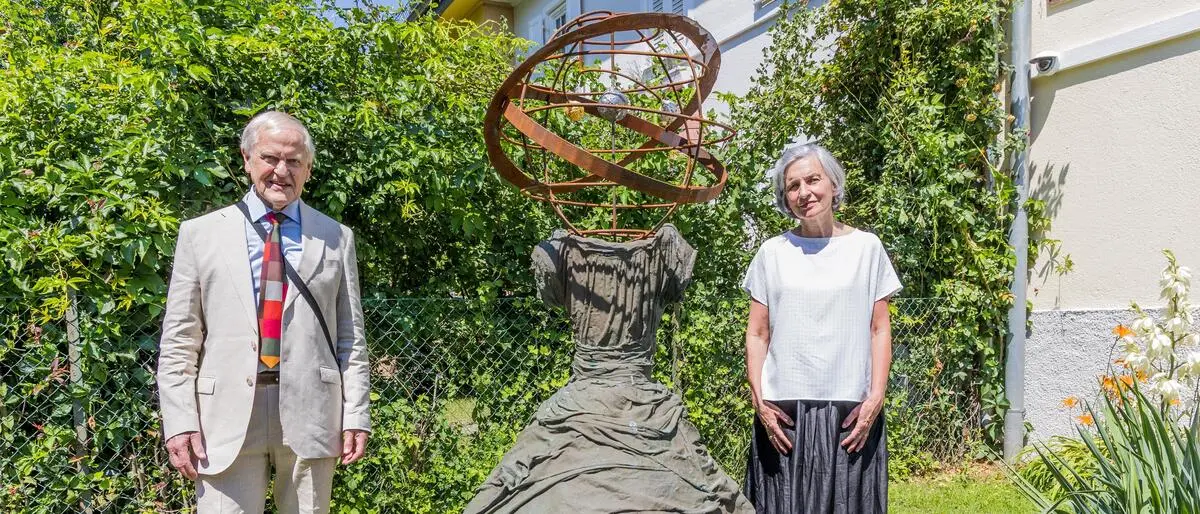 Heinz Bachmann und Waltraud Forelli vor der von Anselm Kiefer geschaffenen Skulptur