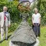 Heinz Bachmann und Waltraud Forelli vor der von Anselm Kiefer geschaffenen Skulptur
