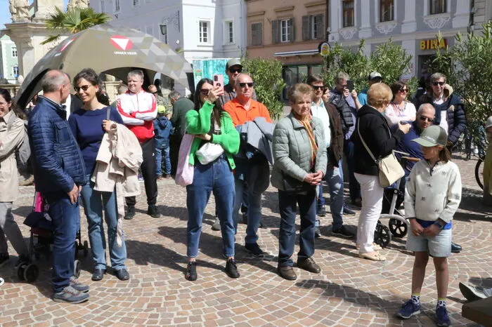 Und zahlreiche Einkaufslustige nutzten am Samstagnachmittag die einmalige Gelegenheit, dem Klangkörper aus der Landeshauptstadt bei freiem Eintritt zu lauschen.