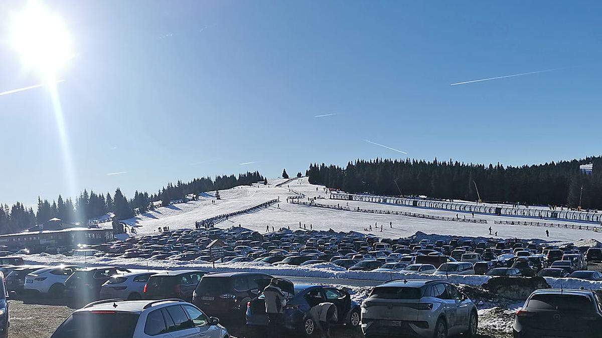 Kein Neuschnee, aber volle Parkplätze: Skigebiet Weinebene