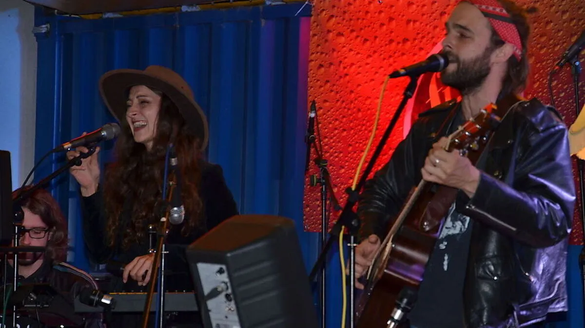 Das Duo „sam“, bestehend aus der Frohnleitnerin Sonja Riepl und dem Gitarristen Mike Czak