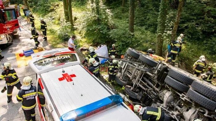 Notarztteam, Rotes Kreuz, Polizei und die Feuerwehren Landscha und Weiz kümmerten sich um die Bergung des Lkw-Fahrers in Ponigl.