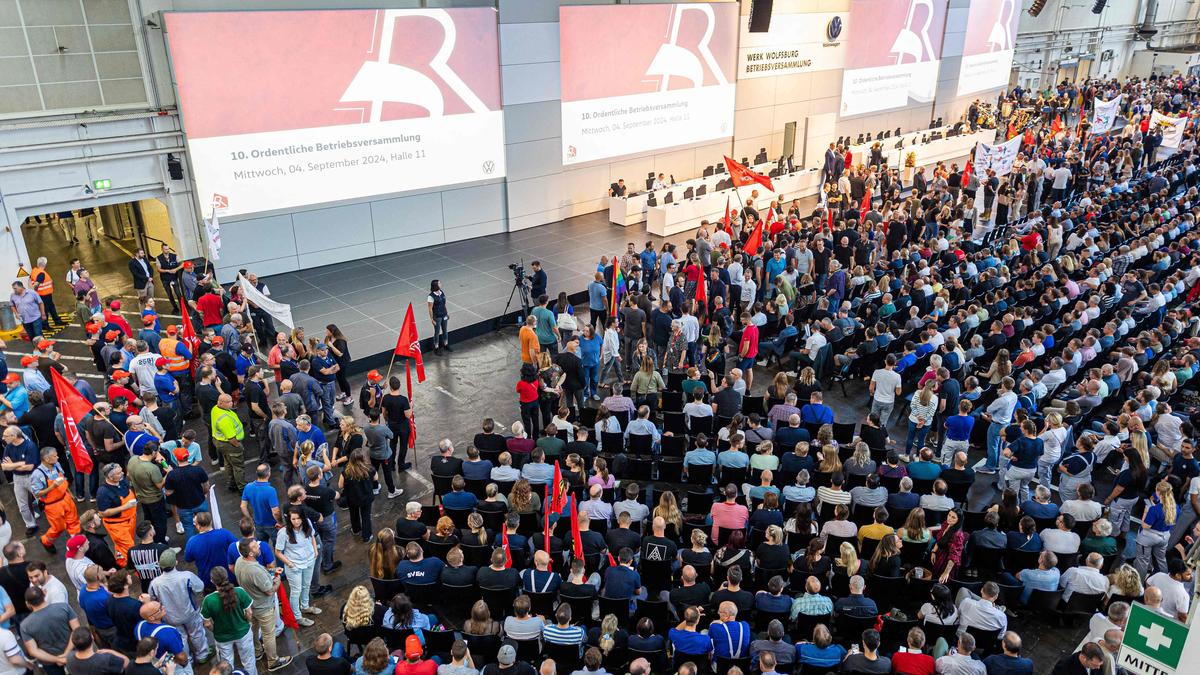 Die VW-Spitze stellte sich in Wolfsburg knapp 10.000 Beschäftigten 