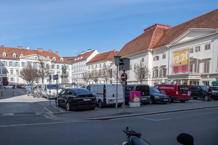 Und so ist es auch noch heute: Trotz Umbau im Jahr 2004 ist knapp die Hälfte des historischen Platzes für Autos reserviert.
