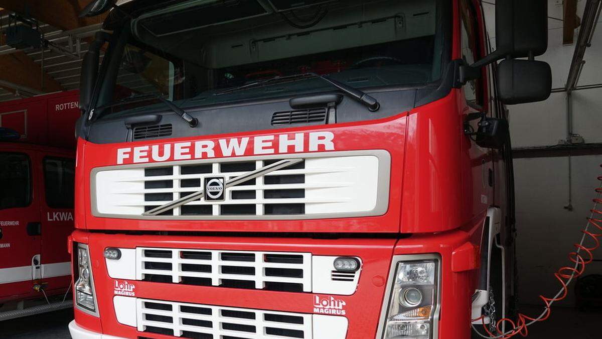 Schließlich rufen die Bewohner die Feuerwehr.