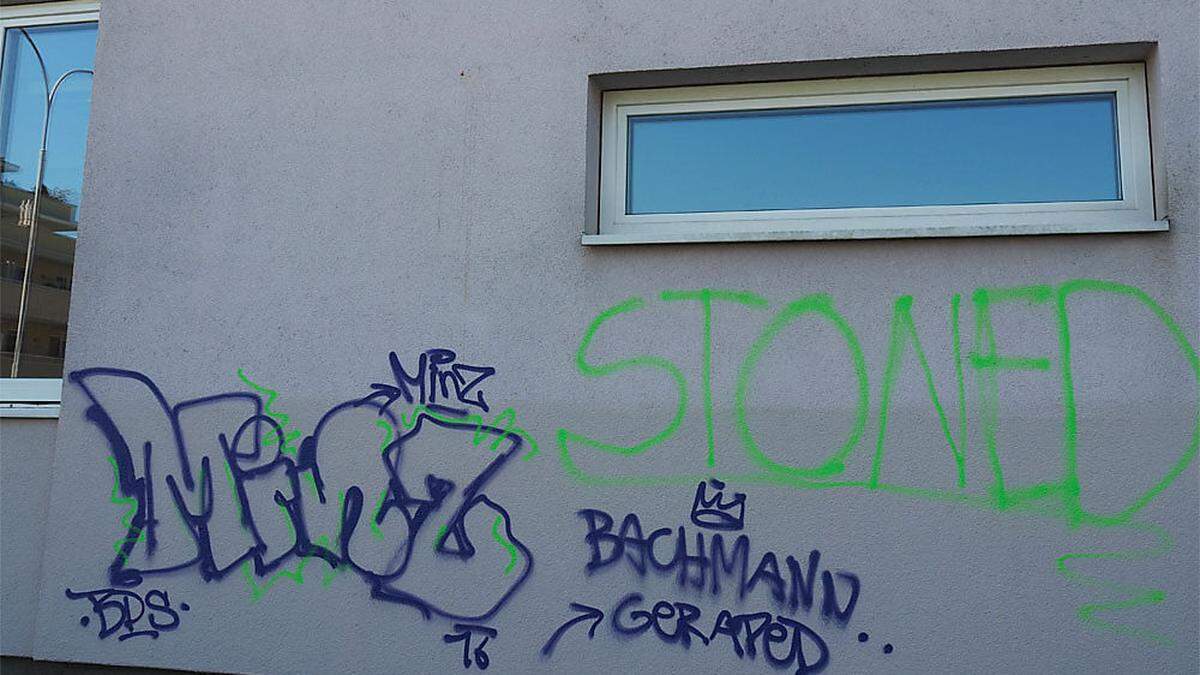 Unbekannte haben die Fassade des Bachmanngymnasiums beschmiert