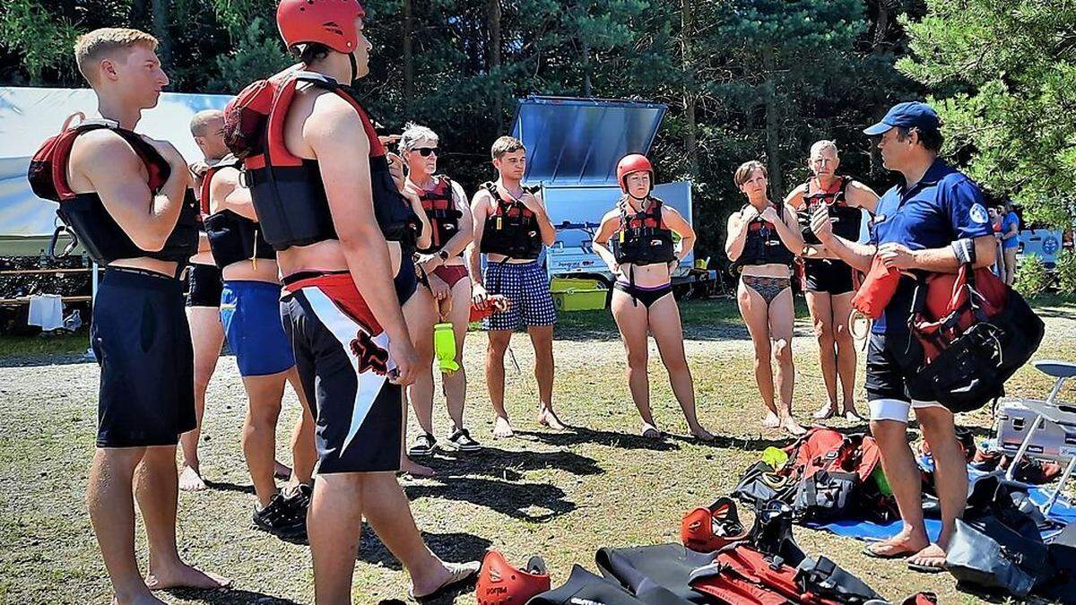 Das Team der Wasser-Rettung bei einer Übung am Schwarzlsee