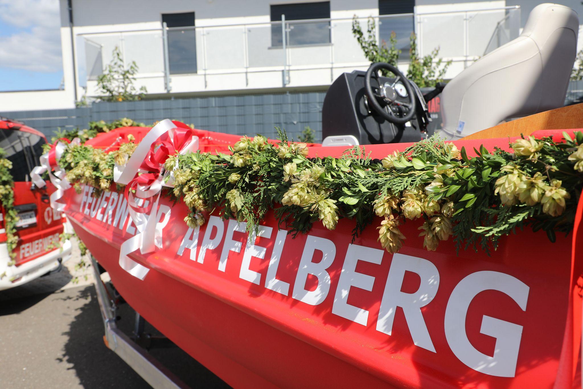 Zu den Klängen der Eisenbahnermusikkapelle Knittelfeld marschierten mehr als 200 Feuerwehrfrauen und Feuerwehrmänner aus den Feuerwehren des Bereichsfeuerwehrverbandes Knittelfeld zum zweiten Bereichsfeuerwehrtag in Apfelberg auf. 