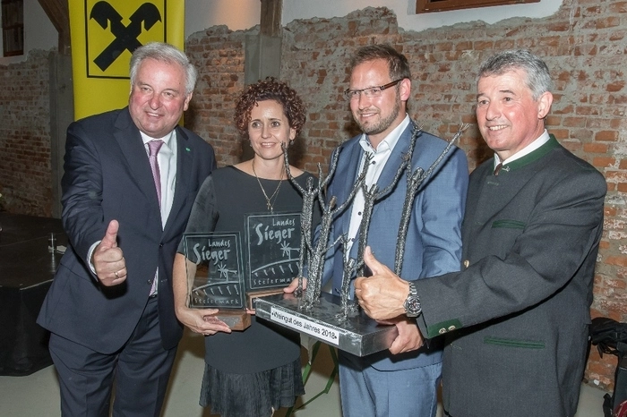 Landeshauptmann Hermann Schützenhöfer und Weinbauchef Werner Luttenberger gratulieren Petra und Walter Frauwallner zum Supersieg. 