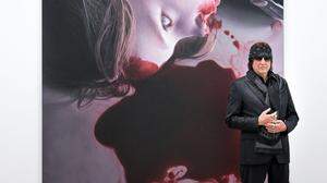 Gottfried Helnwein vor einem seiner Bilder in der aktuellen Helnwein-Ausstellung in der Albertina in Wien