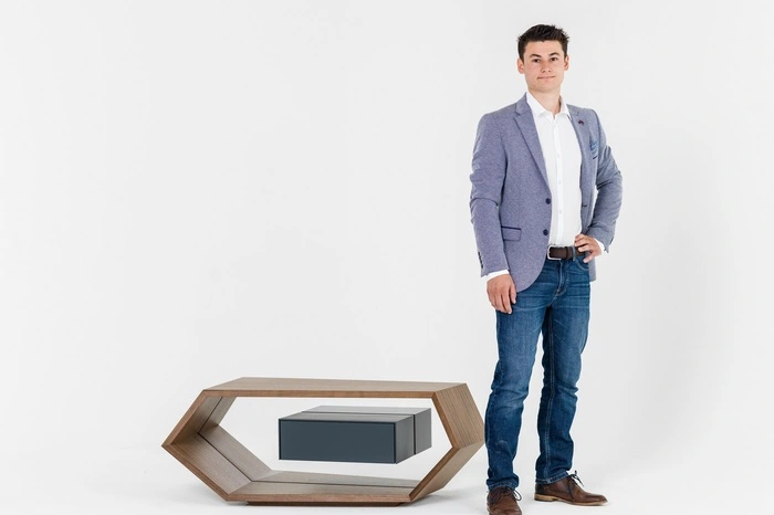 Unico. Dominik Fastl schuf einen Wohnzimmertisch in Trapezform. Der schwebende Eindruck der Lade entsteht durch eine eingesetzte Acrylglasplatte.