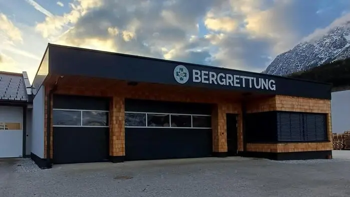Die Kosten für den Bau belaufen sich auf rund 390.000 Euro. Erlöse aus Veranstaltungen, Förderungen, eine Firmenbausteinaktion und Spenden aus der Bevölkerung trugen zur Finanzierung bei