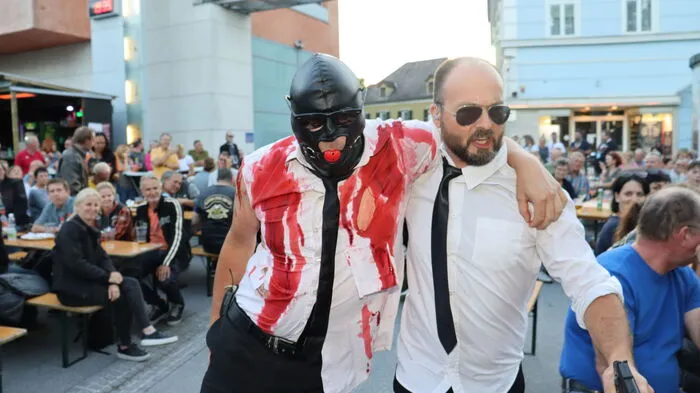 Mit einer eindrucksvollen Live-Show begeisterten die Musiker von "The Tarantino Experience" die Besucher am Rathausplatz in Köflach.