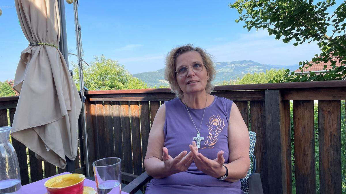 Maria Kubin auf ihrer Terrasse in ihrer Wahlheimat Maria Fieberbründl in der Oststeiermark