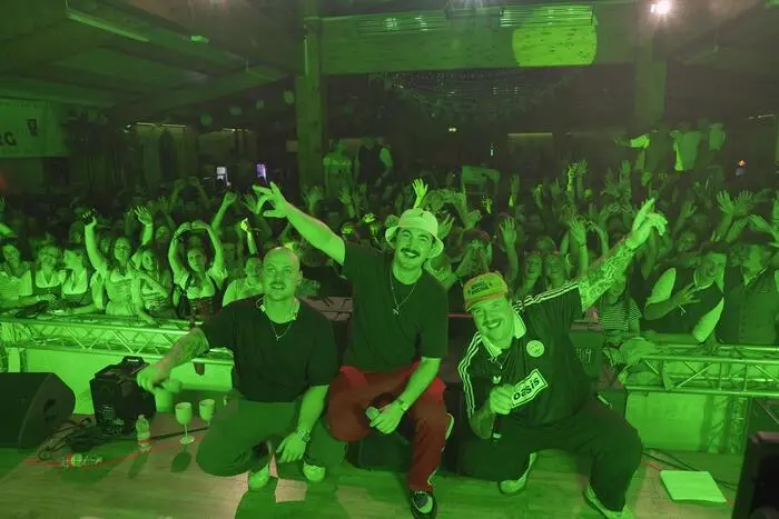 Die Glueboys vor ihren feiernden Fans. 