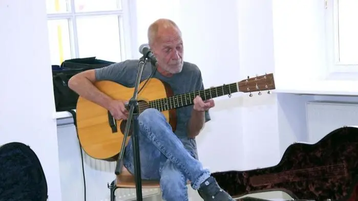 Der Fingerstyle-Gitarrist „Mr. Fingerpicking“ Peter Ratzenbeck war nach zwei Jahren wieder zu Gast im Kunsthaus Köflach. 