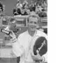 Fred Stolle im Jahr 1965 mit seiner Trophäe in Roland Garros