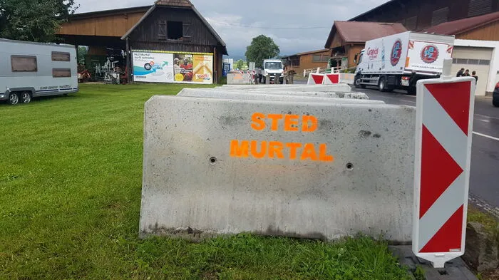 Sicherheit hat bei der Formel1 oberste Priorität: Die strategisch wichtigsten Zufahrten werden mit Betonwänden gesichert, bewaffnete Cobra-Beamte bewachen die Straßen.