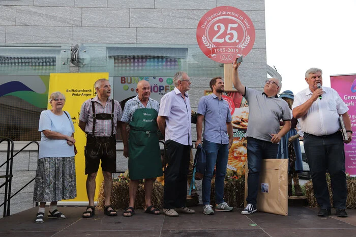 Seit 17 Jahre organisieren die Weizer auch ein Mulbratlfest in Bludenz, Vorarlberg. Zum 25. Jubiläum des Weizer Mulbratlfesten besuchte auch eine Abordnung aus Bludenz, unter der Leitung von Bürgermeister Josef Katzenmayer, das Weizer Fest.