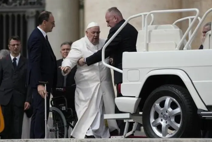 Papst Franziskus wird am Ende der wöchentlichen Generalaudienz auf dem Petersplatz im Vatikan am Mittwoch, dem 29. März 2023, beim Einsteigen in sein Auto geholfen.