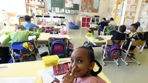 Blick in eine Schulklasse mit Kindern | Mehr Pädagogen, Psychologen und Sozialarbeiter stehen den Kindern ab Herbst zur Verfügung