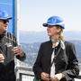 Georg Bliem (Planai-Hochwurzen-Bahnen) und Landesrätin Barbara Eibinger-Miedl am Dachstein