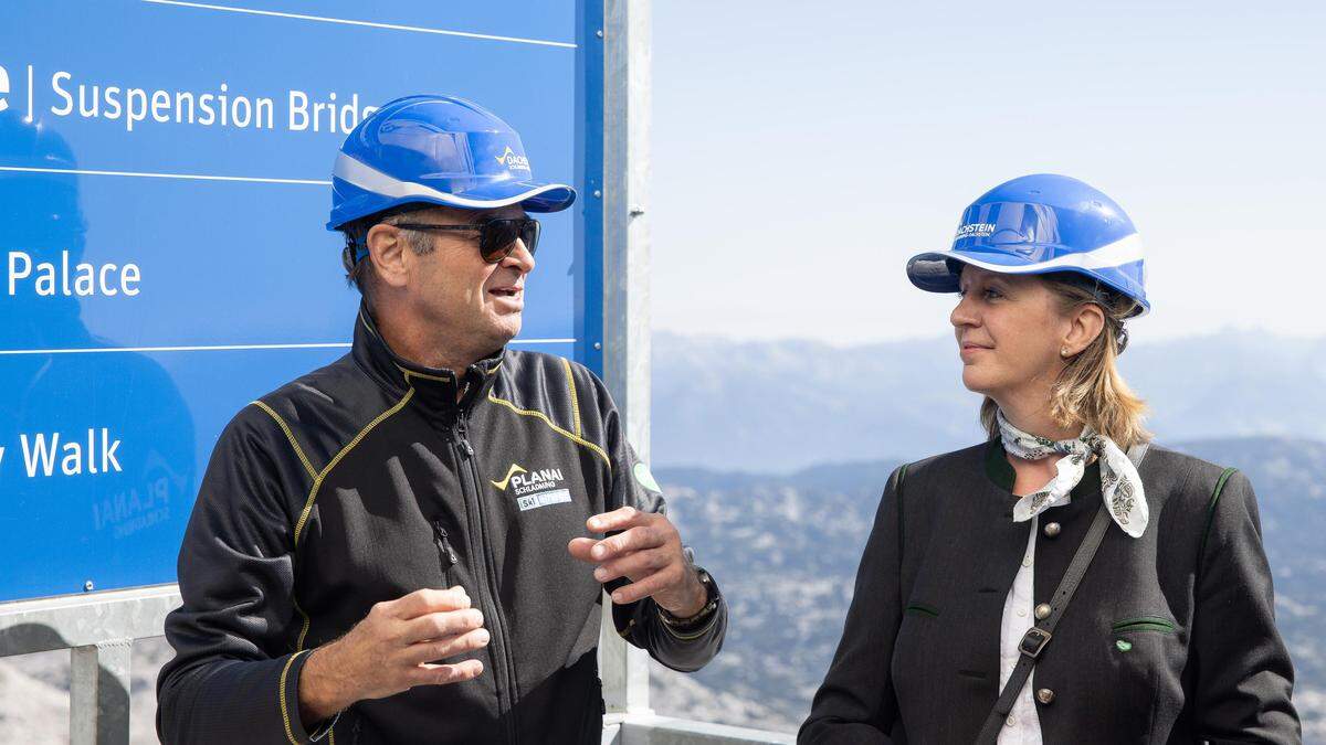 Georg Bliem (Planai-Hochwurzen-Bahnen) und Landesrätin Barbara Eibinger-Miedl am Dachstein