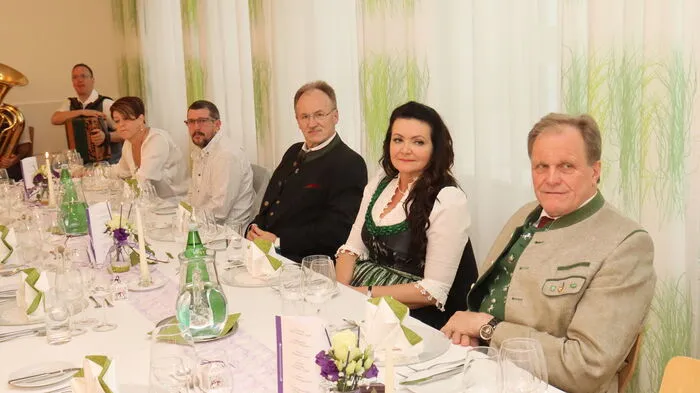 Im prächtig dekorierten Speisesaal wurden die Gäste mit einem 6-Gänge-Menü beginnend mit einen "Steirischen Gruß" aus Polenta-, Käferbohnen- und Kernölaufstrich über zwei Stunden kulinarisch auf höchstem Niveau verwöhnt.