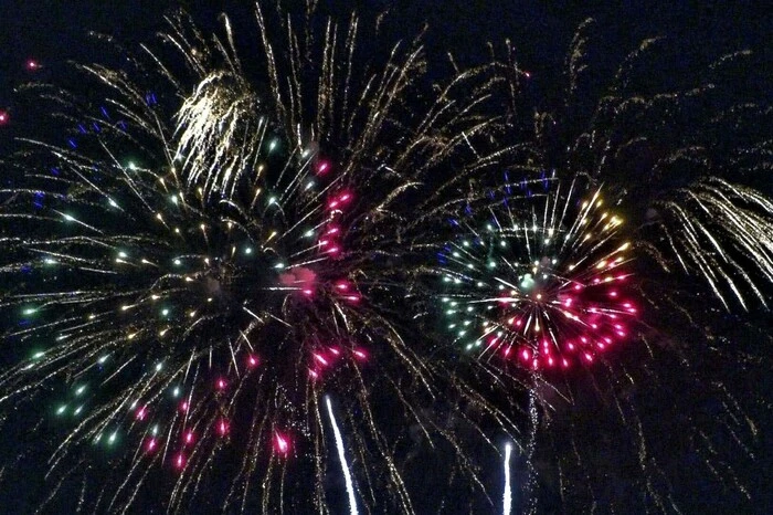 Auch Feuerwerke Keuschnigg schoss sein brilliantes Feuerwerk in den nächtlichen Himmel.