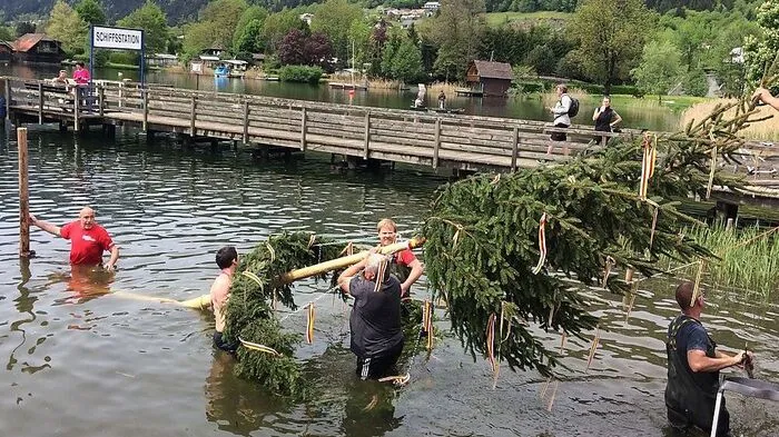 Der Maibaum wurde am Dienstag aufgestellt
