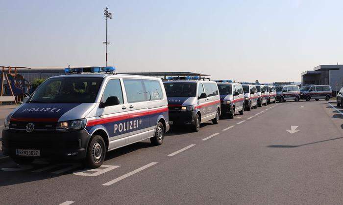 Riesiges Polizeiaufgebot am Flughafen Graz
