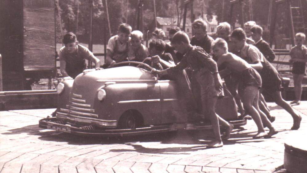 Kinder beim Autodrom am Bleiburger Wiesenmarkt im Jahr 1960