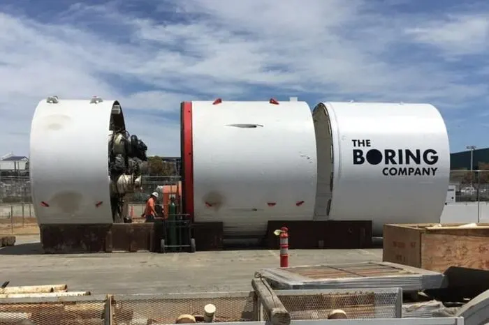 Und zwar in einem Tunnelsystem, das man mit einer eigenen Tunnelbohrmaschine selbst anlegen möchte. Zuerst einmal daheim in Los Angeles.