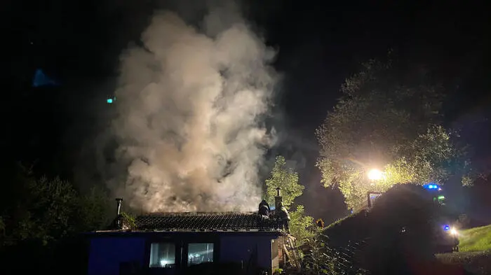 Durch das schnelle Einschreiten der Feuerwehren mit insgesamt 39 Kameradinnen und Kameraden konnte eine Ausbreitung des Brandes in den Wohnbereich verhindert werden.