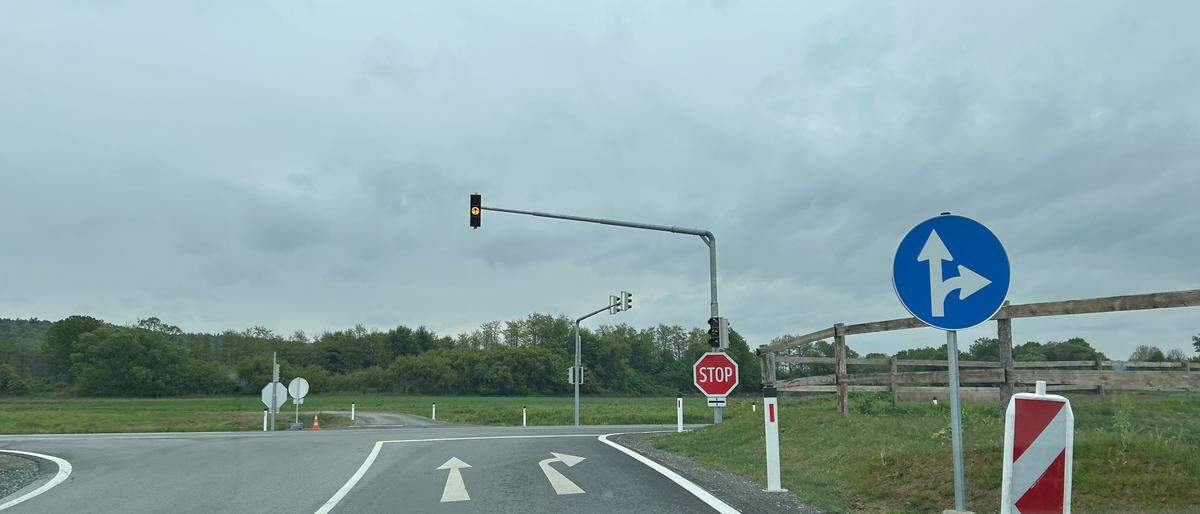 Laut den Schildern darf man nur geradeaus oder nach rechts fahren